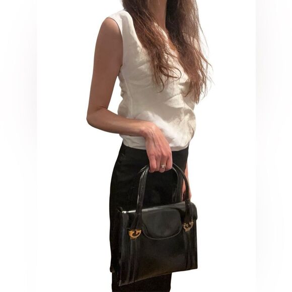 Gucci Elegant Black Shoulder Bag with Gold Details - Picture 15 of 15